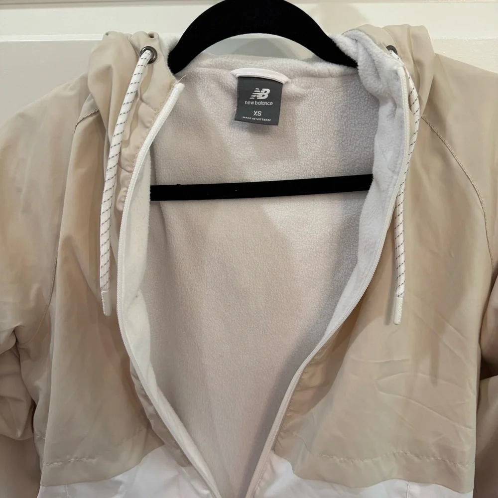 New Balance Fleece Lined Windbreaker Jacket Tan & White XS